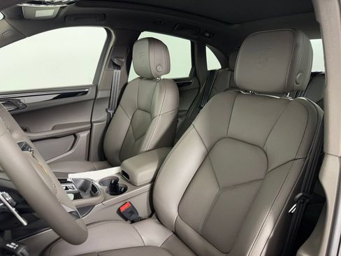 Certified 2026 Porsche Macan AWD/4WD image 5