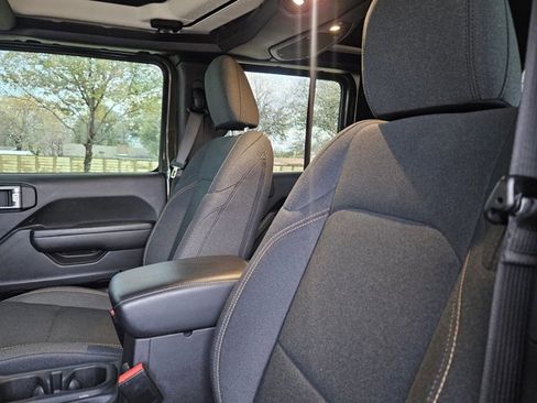 Used 2024 Jeep Gladiator Willys image 18