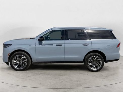Used 2025 Lincoln Navigator Reserve AWD/4WD image 2