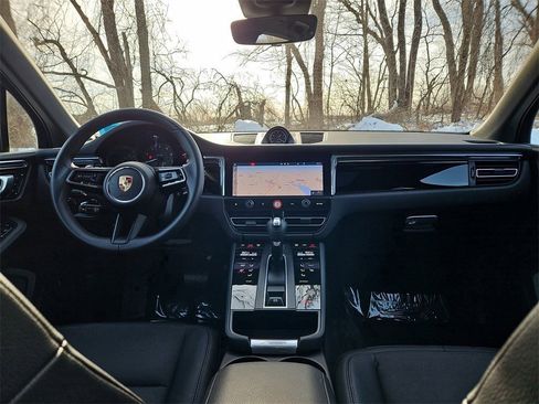 Certified 2025 Porsche Macan image 12