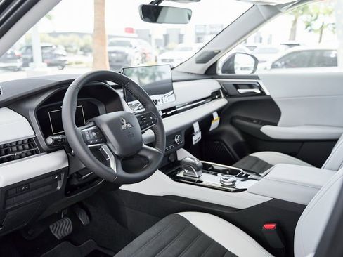 Used 2025 Mitsubishi Outlander SE image 2