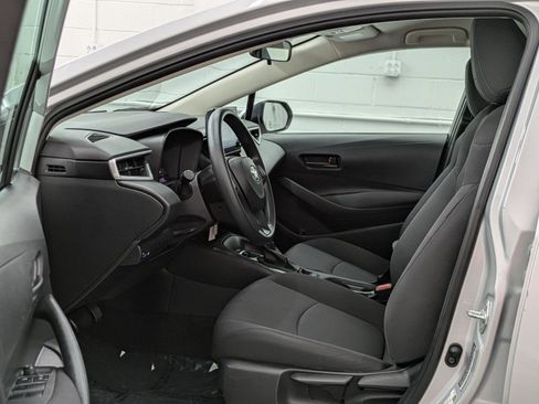 Used 2022 Toyota Corolla LE image 3