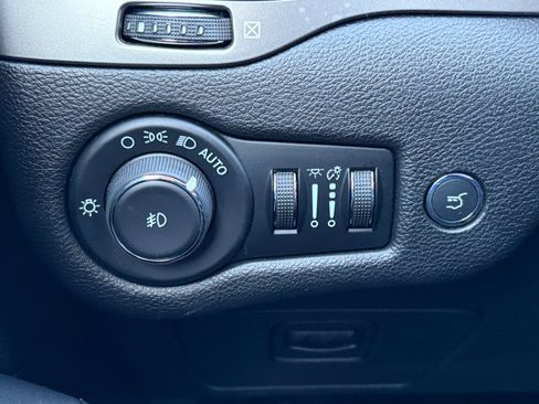 Used 2021 Jeep Cherokee Latitude Lux w/ Comfort/Convenience Group AWD/4WD image 18