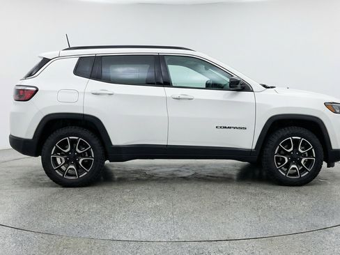 Used 2025 Jeep Compass Trailhawk AWD/4WD image 11