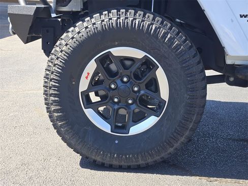 Used 2017 Jeep Wrangler Unlimited Sahara w/ Connectivity Group image 13