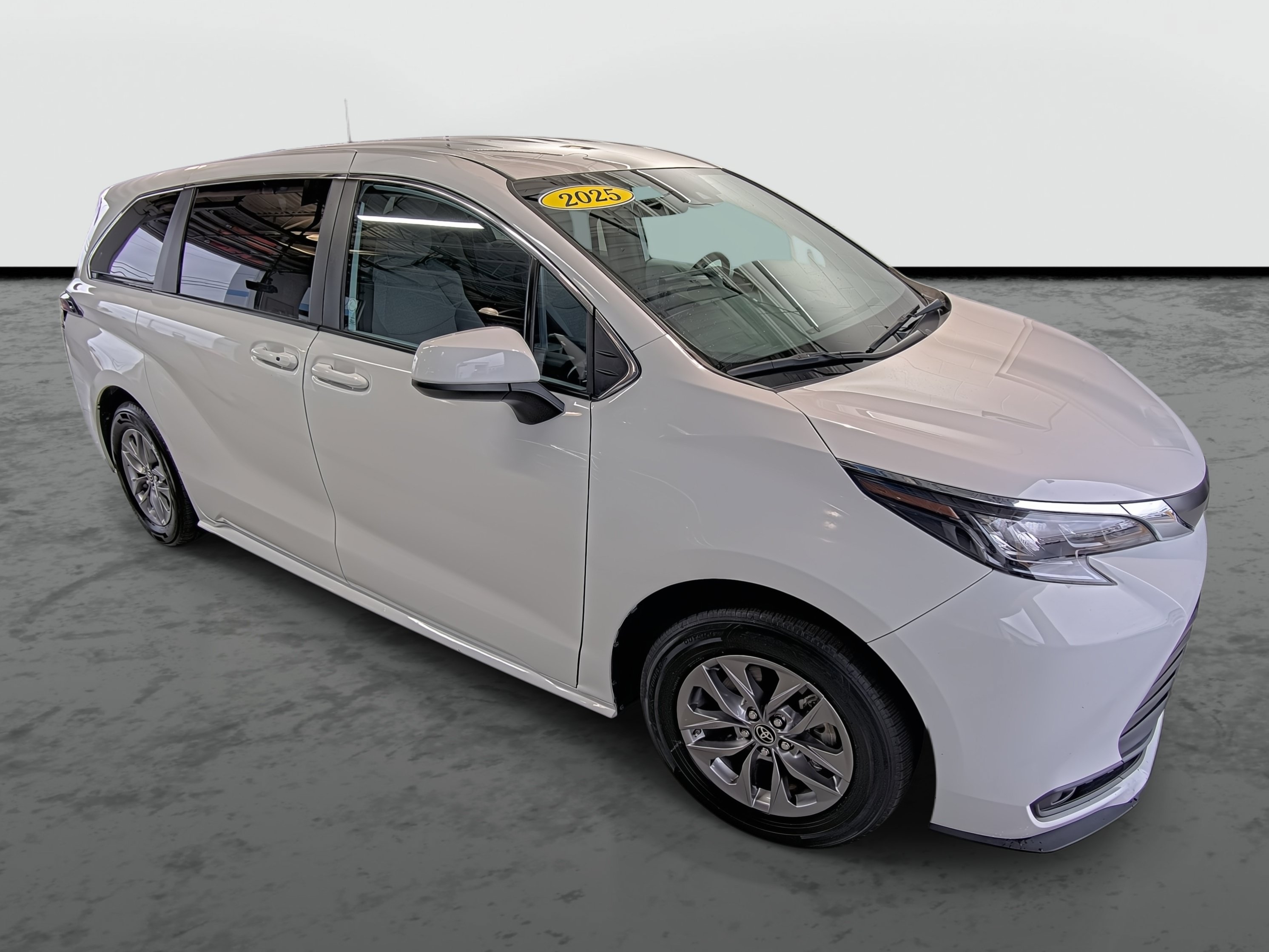 Used 2025 Toyota Sienna LE FWD image 4
