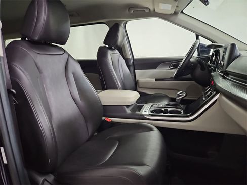 Used 2023 Kia Carnival LX image 21