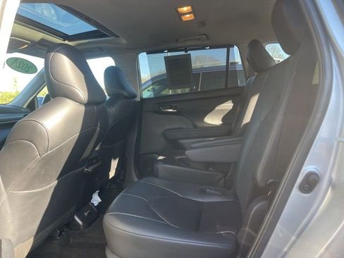 Used 2024 Toyota Highlander XLE image 36