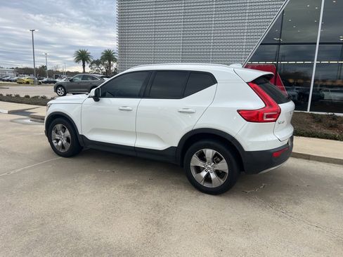 Used 2020 Volvo XC40 T4 Momentum image 6