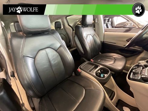 Used 2017 Chrysler Pacifica Touring-L FWD image 18