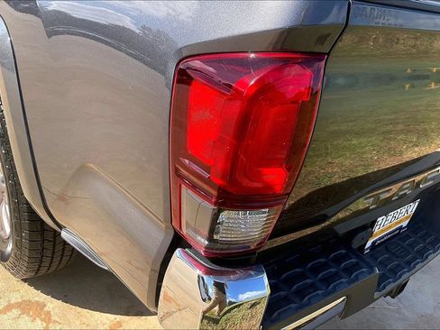 Used 2018 Toyota Tacoma SR5 RWD image 28