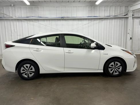 Used 2018 Toyota Prius Three FWD image 3