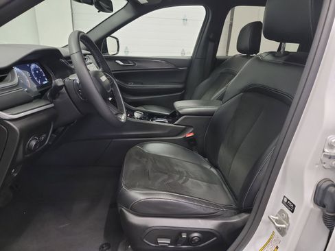 Used 2023 Jeep Grand Cherokee Altitude AWD/4WD image 13