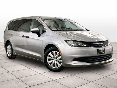 Used 2020 Chrysler Voyager L image 2