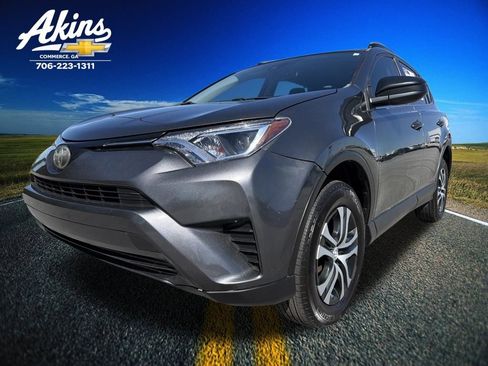 Used 2018 Toyota RAV4 LE image 1