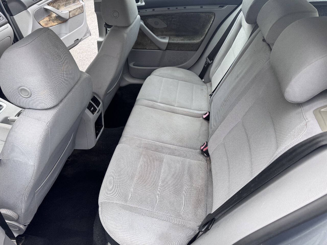 Used 2007 Volkswagen Rabbit 4-Door FWD image 9