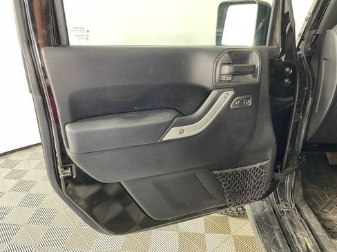 Used 2016 Jeep Wrangler Unlimited Rubicon w/ Connectivity Group AWD/4WD image 9