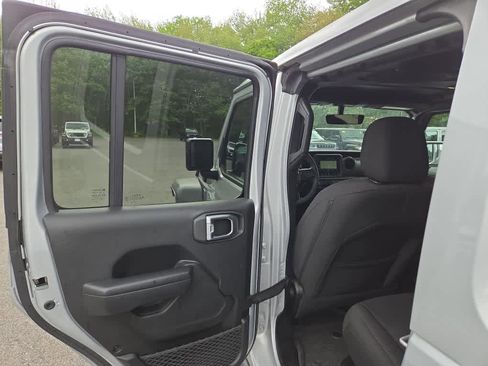 Used 2023 Jeep Wrangler Unlimited w/ Sun & Screen Package AWD/4WD image 19