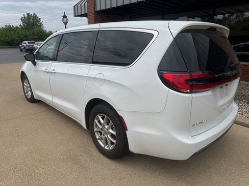 Used 2024 Chrysler Pacifica Touring-L FWD image 6