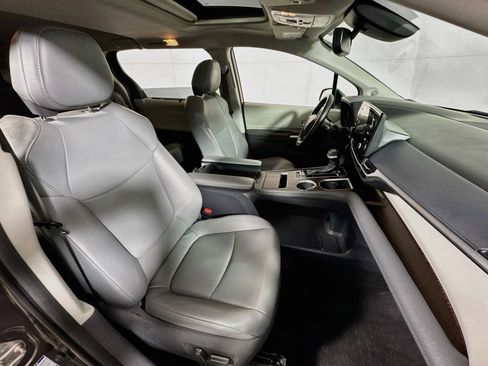 Used 2021 Toyota Sienna XLE w/ XLE Plus Package image 28