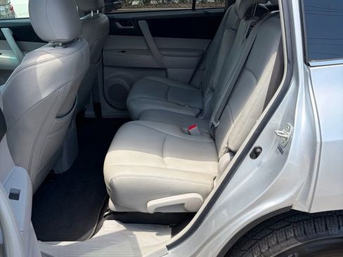 Used 2012 Toyota Highlander FWD w/ Tech Pkg image 10