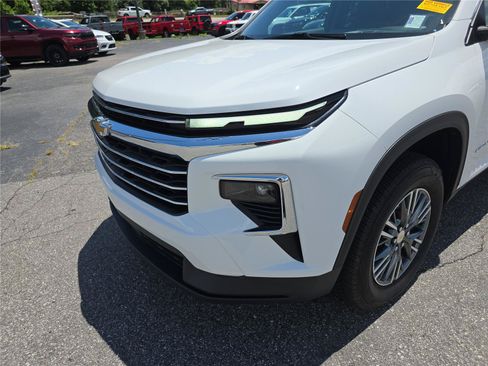 Used 2025 Chevrolet Traverse LT FWD image 9