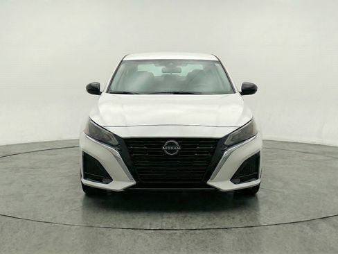 Used 2025 Nissan Altima 2.5 SV image 2