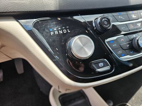 Used 2024 Chrysler Pacifica Touring-L FWD image 24