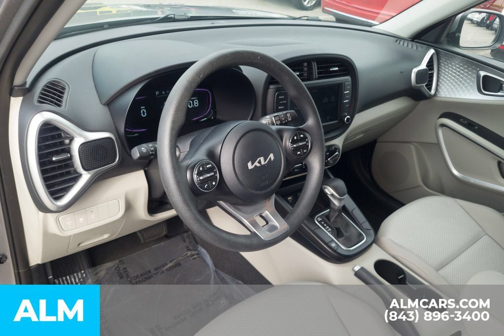 Used 2025 Kia Soul LX w/ LX Technology Package FWD image 14