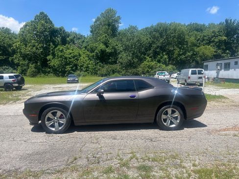 Used 2015 Dodge Challenger SXT RWD image 5