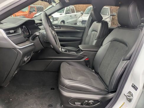 New 2026 Jeep Grand Cherokee Altitude AWD/4WD image 12