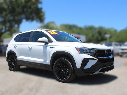 Used 2023 Volkswagen Taos SE w/ Panoramic Sunroof Package FWD image 3