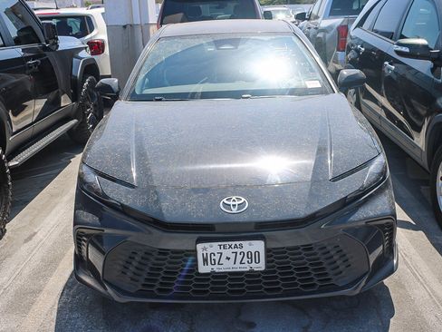 Used 2025 Toyota Camry SE FWD image 3