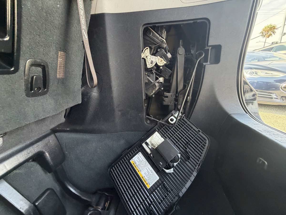 Used 2019 Toyota Sienna SE w/ Carpet Mat Package FWD image 26