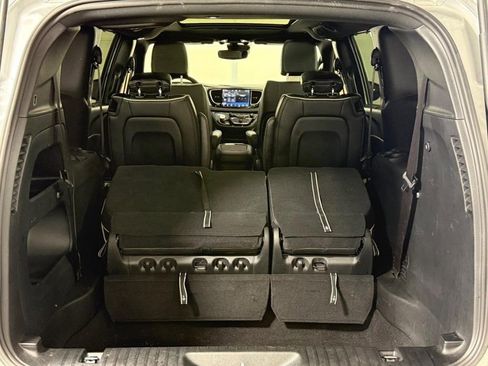 Used 2024 Chrysler Pacifica Limited w/ S Appearance Package image 7