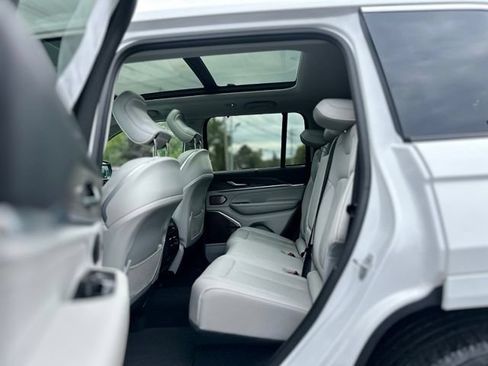 Used 2023 Jeep Grand Cherokee Overland w/ Luxury Tech Group IV AWD/4WD image 18