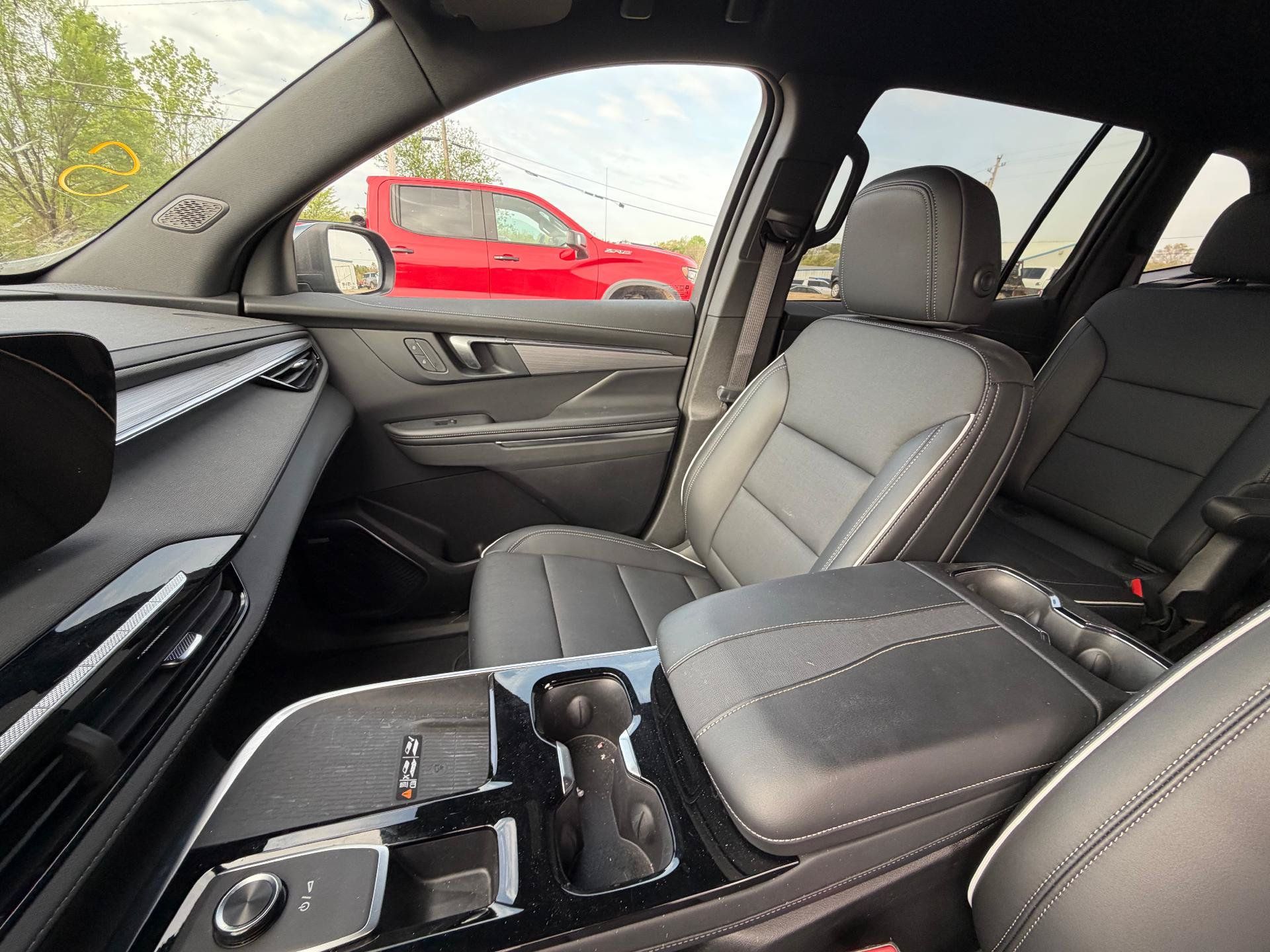 Used 2025 Buick Enclave Preferred AWD/4WD image 10