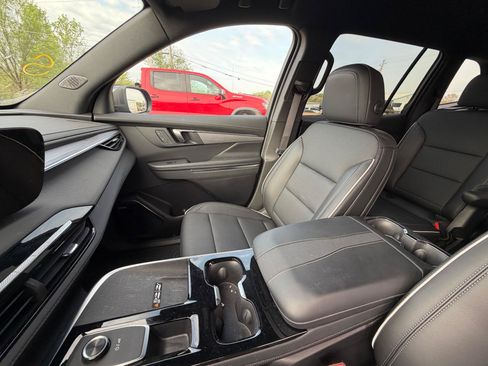 Used 2025 Buick Enclave Preferred AWD/4WD image 10