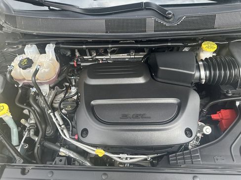 Used 2023 Chrysler Voyager LX image 12