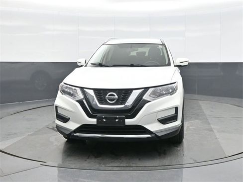 Used 2017 Nissan Rogue SV image 2