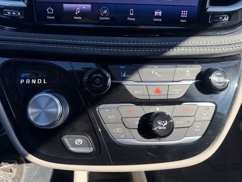 Used 2022 Chrysler Pacifica Touring-L image 23