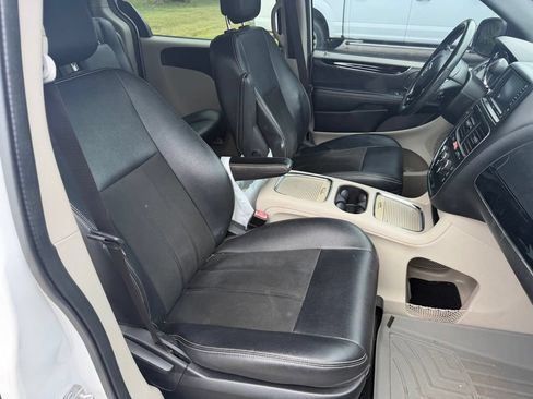 Used 2019 Dodge Grand Caravan SXT FWD image 13