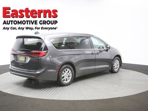 Used 2023 Chrysler Pacifica Touring-L FWD image 40