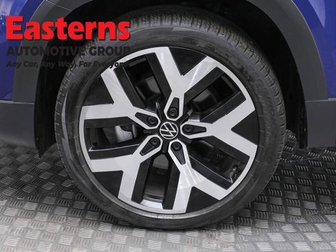 Used 2022 Volkswagen Taos SEL image 31