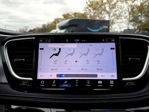 New 2026 Chrysler Pacifica Limited image 21