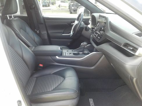 Used 2021 Toyota Highlander XSE FWD image 10