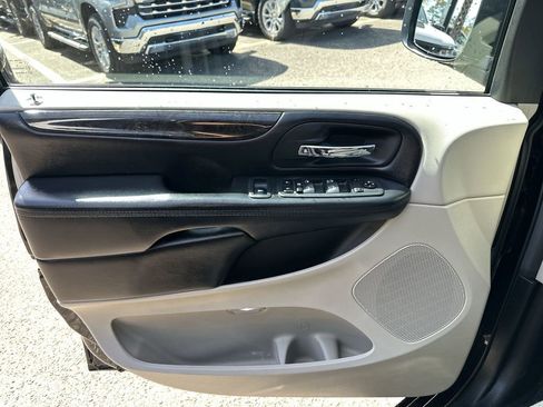 Used 2019 Dodge Grand Caravan SE image 30