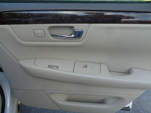 Used 2011 Cadillac DTS Luxury FWD image 27