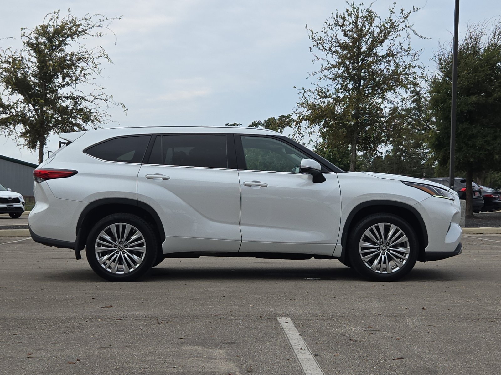 Used 2023 Toyota Highlander Platinum FWD image 6