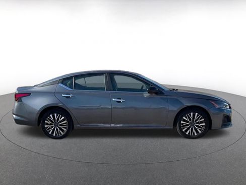 Used 2025 Nissan Altima 2.5 SV image 16